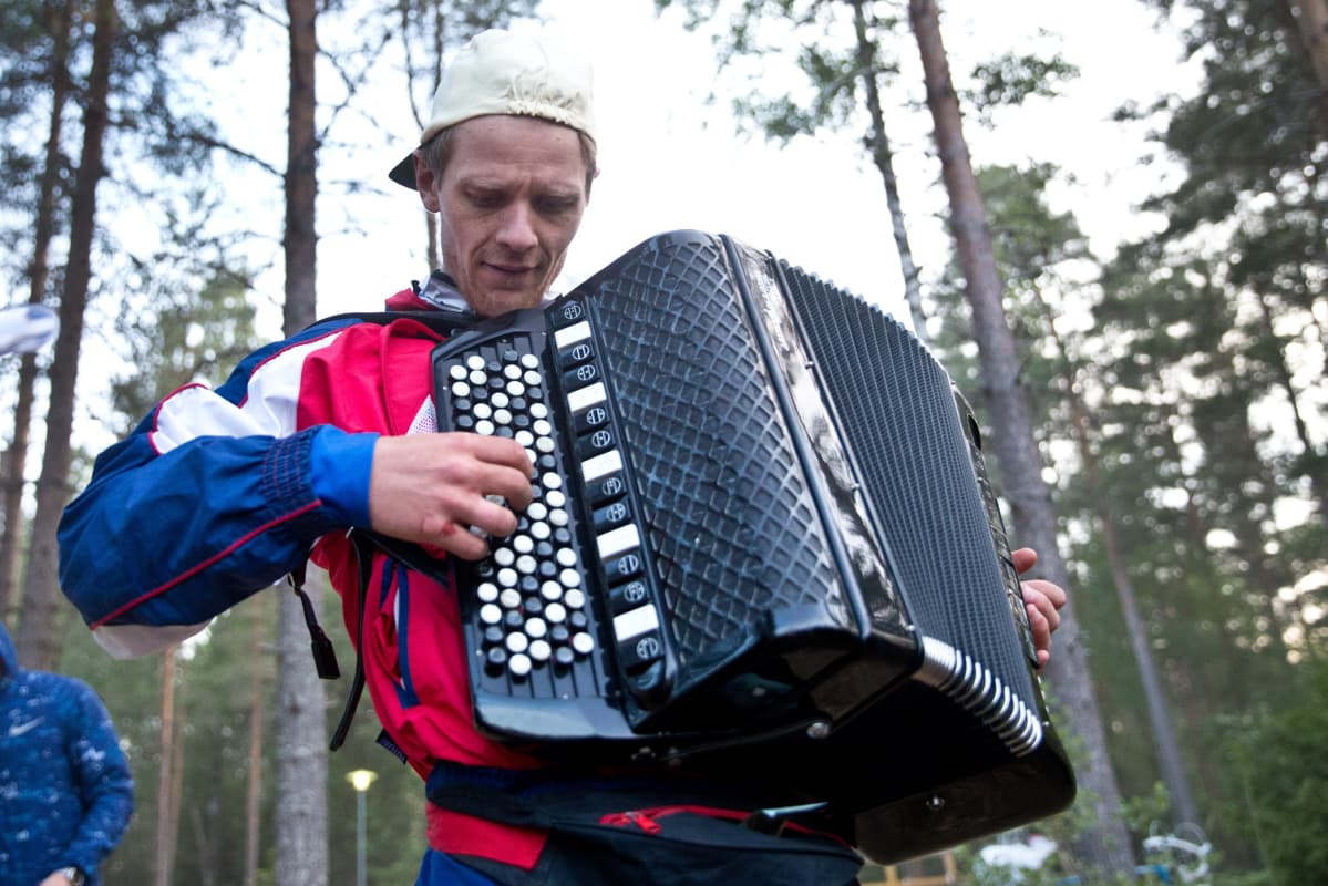 Juha Sorvisto juoksi Vaajakosken Terän joukkueessa kolmannen osuuden ja vietti samalla polttareitaan.