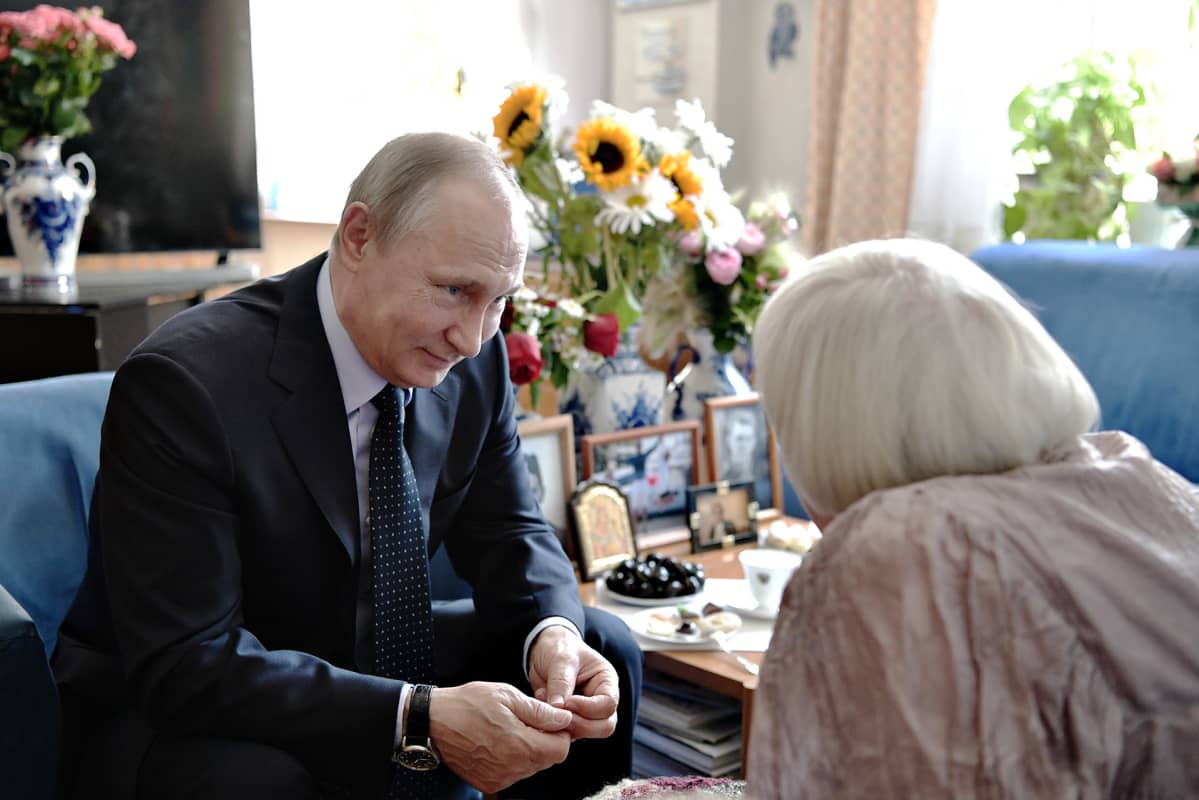 Vladimir Putin vierailee Lyudmila Alexeyevan 90 -syntymäpäivillä heinäkuussa 2017 Moskovassa.