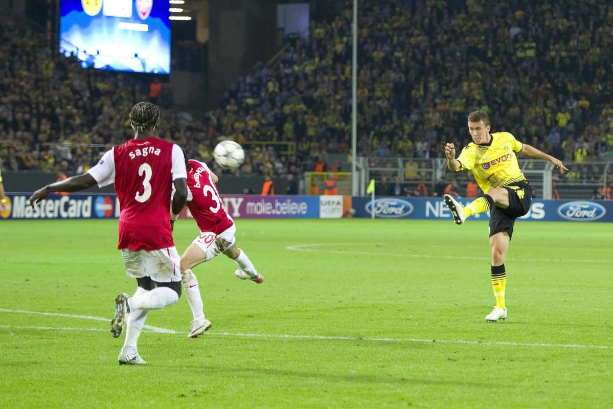 Perisic laukoo palloa