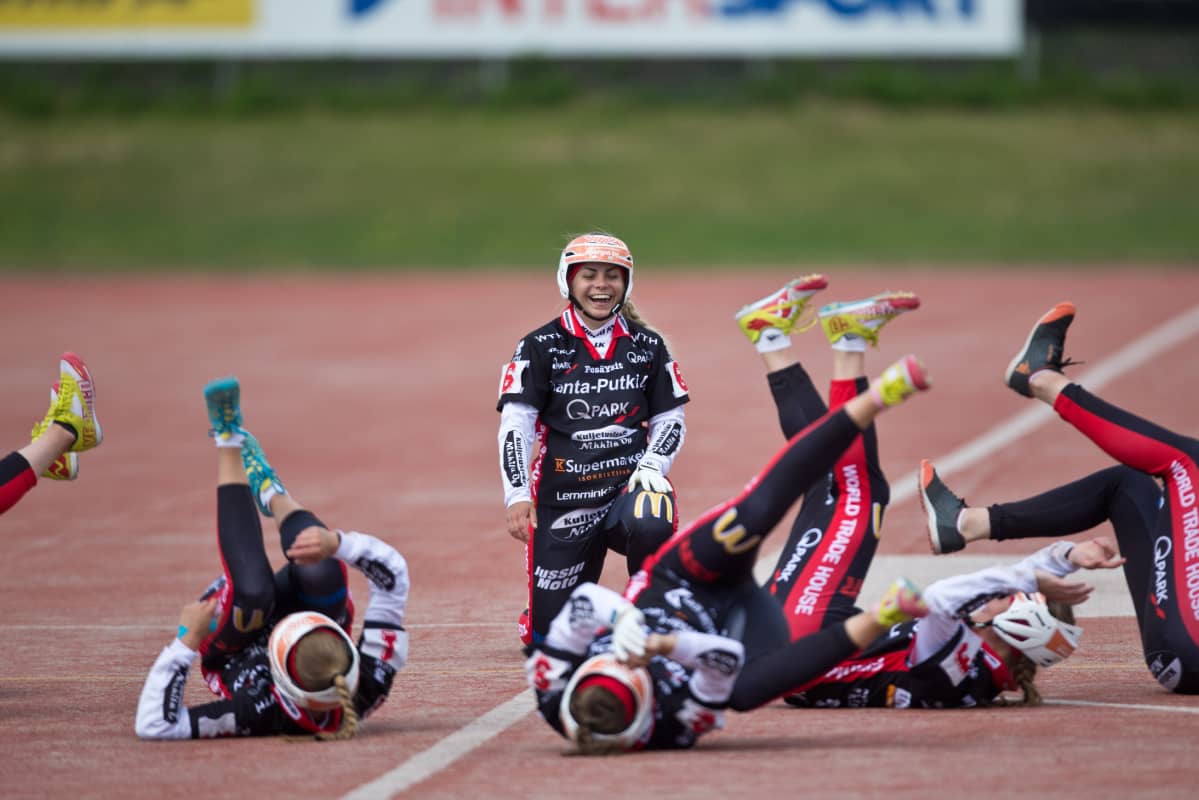 Jenna Siira, Pesä Ysit juoksee kunnarin ja keilaa
