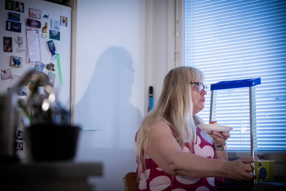 Hani Forsell muutti juuri uuteen asuntoon kuluja karsiakseen.