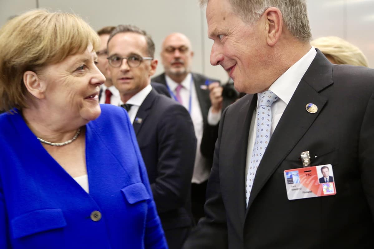 Tasavallan presidentti Sauli Niinistö (oik) ja Saksan liittokansleri Angela Merkel Naton huippukokouksessa Brysselissä 11. heinäkuuta