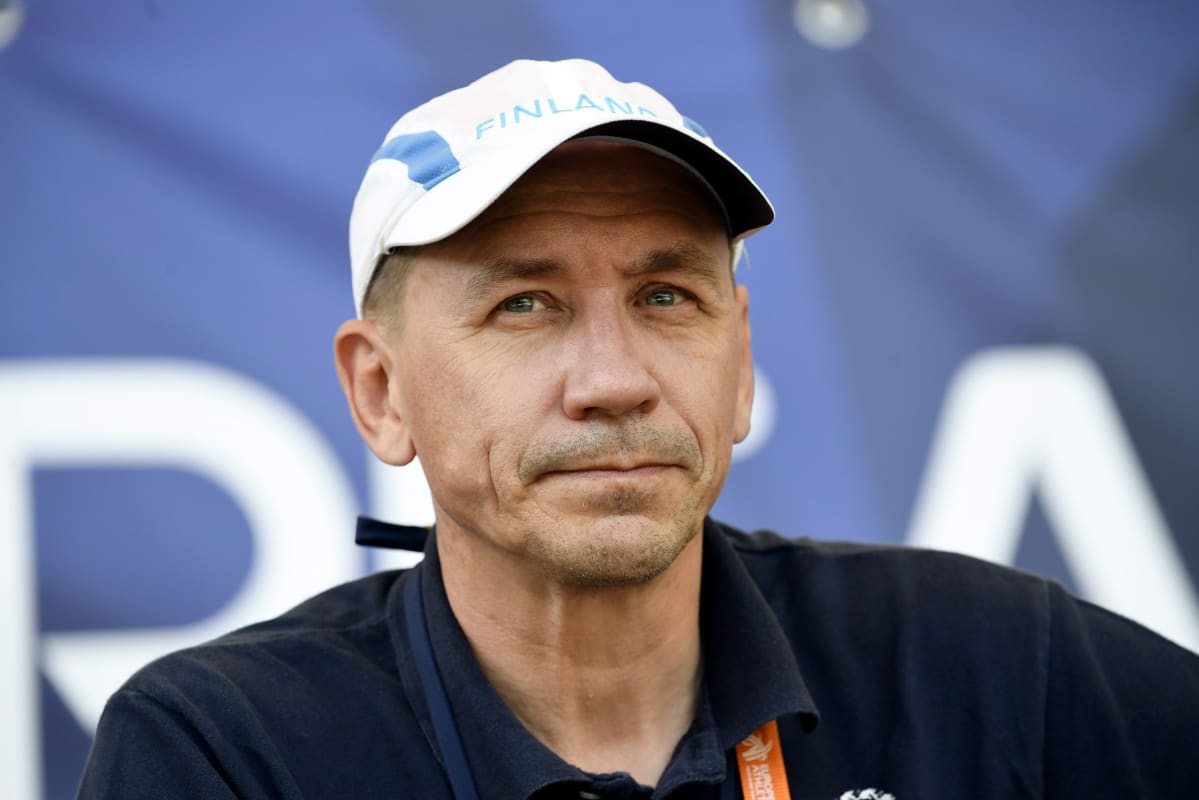 Lähikuva Suomen Urheiluliiton valmennusjohtajasta Jorma Kemppaisesta.