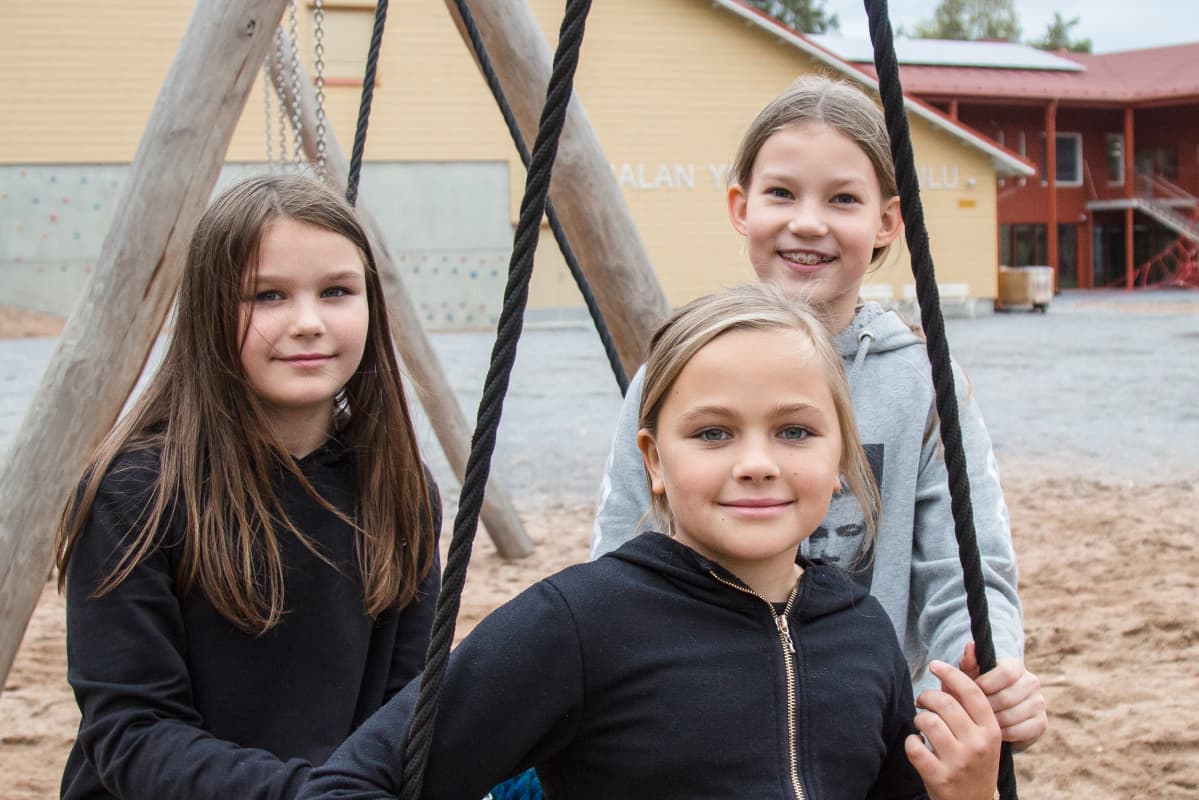 5.-luokkalaiset Helmi Ahlgren, Siiri Metsähonkala ja Iida Nyman Mahnalan koulun pihalla