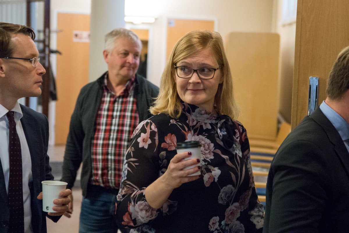 Anna Mäkelä palasi istuntosaliin kahvitauon jälkeen. Mäkelän kuuleminen on jatkunut jo yli viisi tuntia.