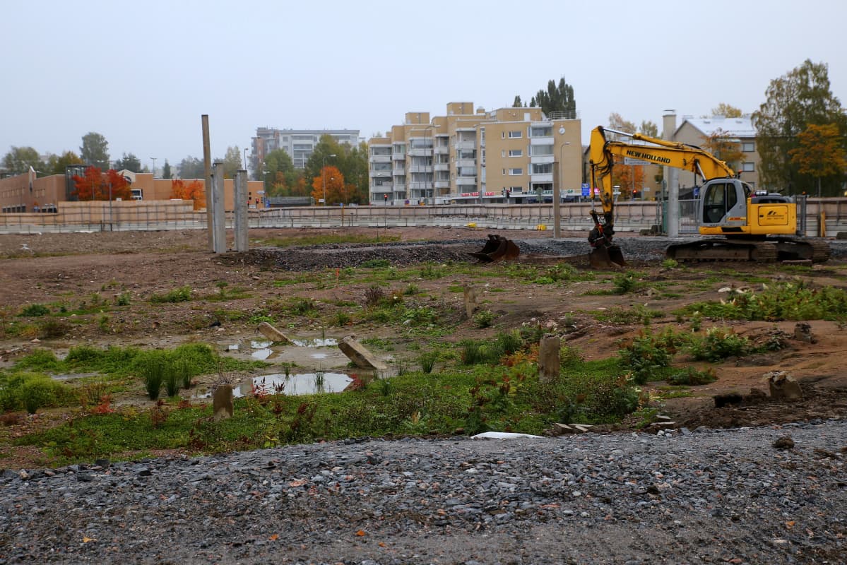 Järvenpään keskustassa parhaalla liikepaikalla on nyt tyhjä hiekkamonttu.