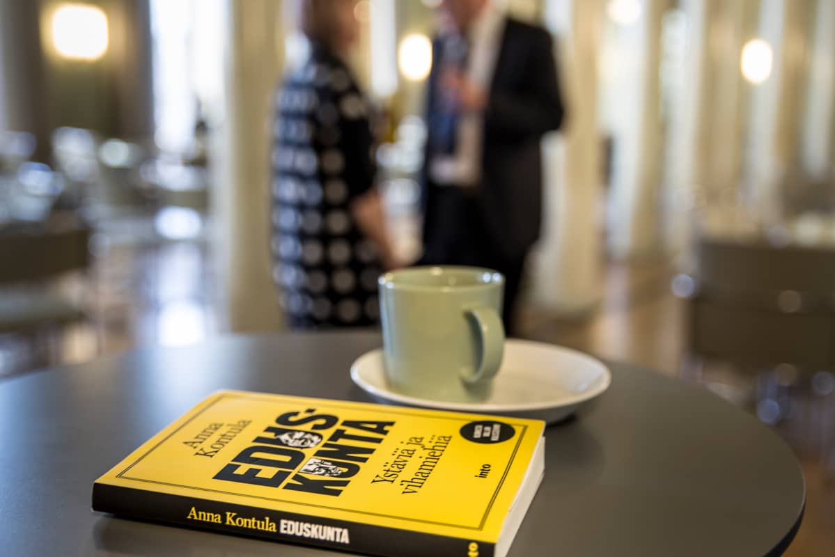 Anna Kontulan kirja Eduskunta