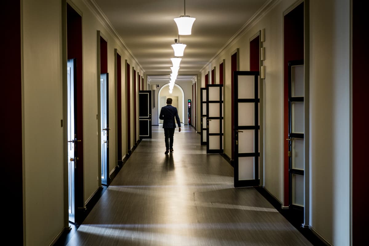 virkamies eduskunnan kolmannen kerroksen käytävällä