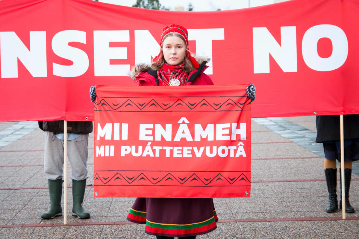 Kongressipaikan pihalla osoitettiin mieltä Jäämeren rataa vastaan.