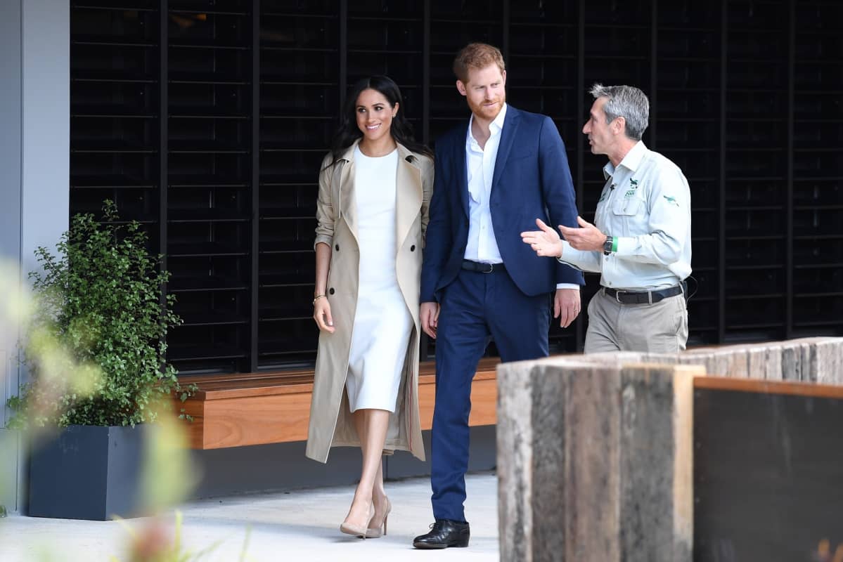 Prinssi Harry ja hänen puolisonsa Meghan Tarongan eläintarhan johtajan Cameron Kerrin kanssa Sydneyssä.