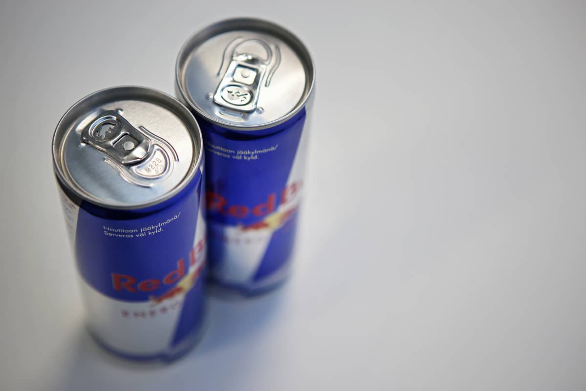 Kaksi energiajuomatölkkiä pöydällä.