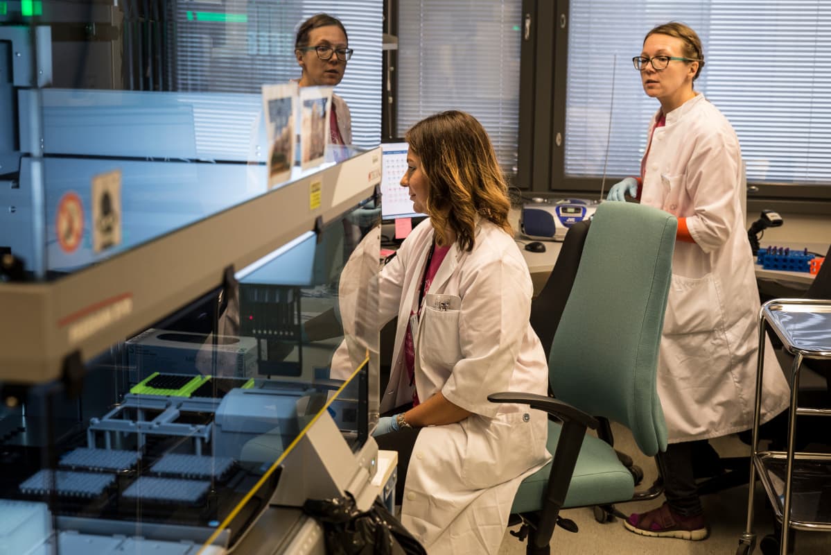 Biopankin laboratoriohoitajat Niina Pylkki ja Suvi Vikholm käsittelevät näytteitä.