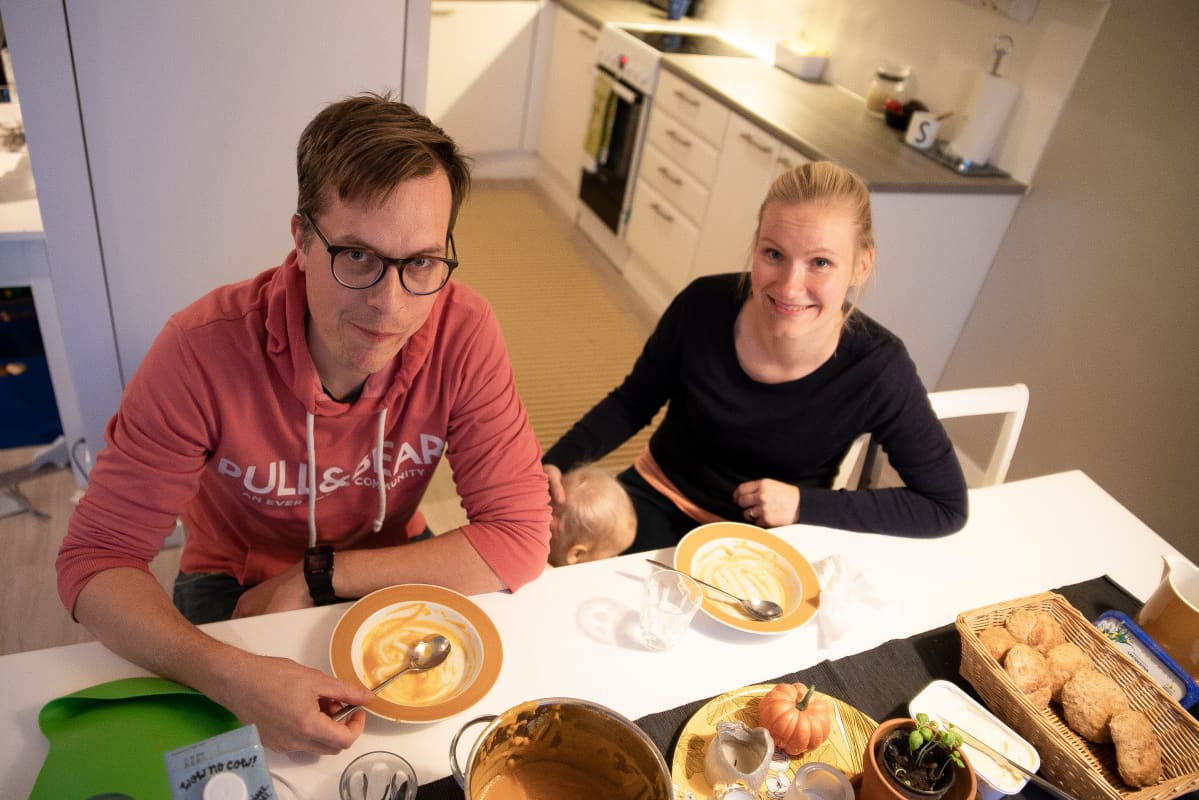 Antti ja Heini Lehtokannas kotonaan ruokapöydän ääressä.