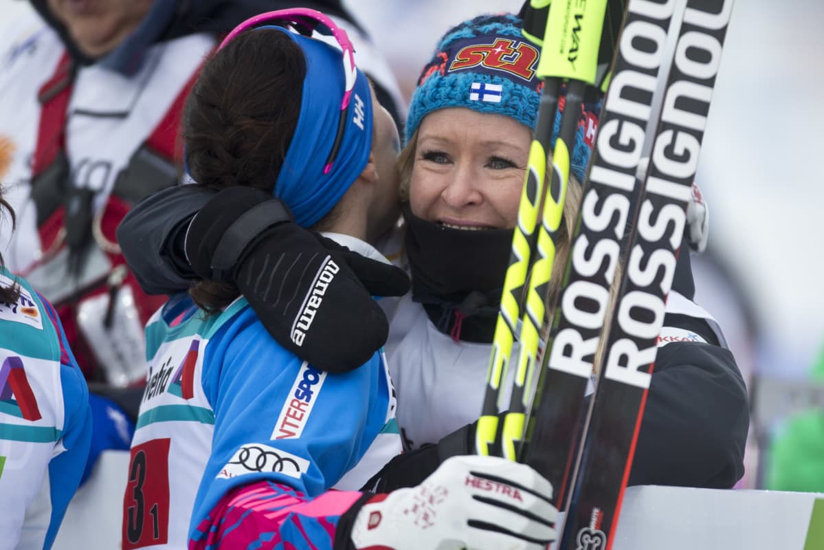 Riitta-Liisa Roponen joutui jättämään selkäleikkauksen takia Lahden MM-kisat väliin, mutta hän oli kisojen ajan paikan päällä kannustamassa joukkuetta.