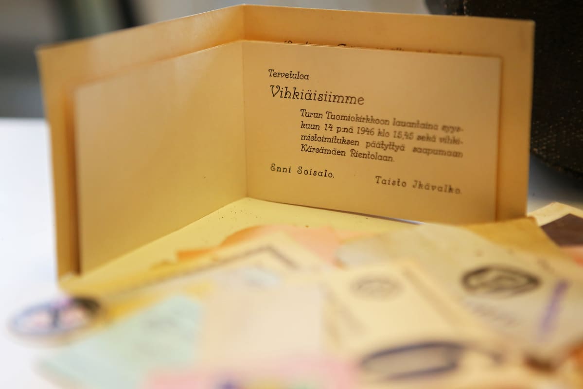 Laukusta löytyi hääkutsuja.