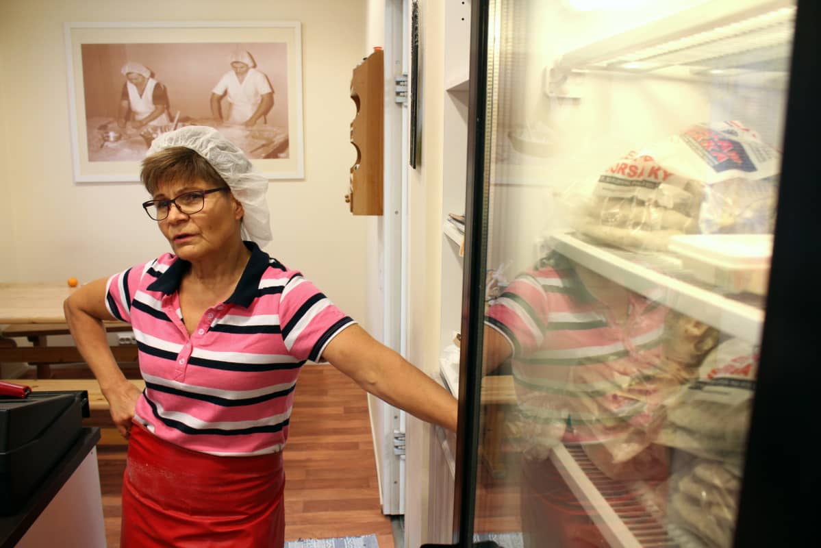 Kotileipomo A-L Sorsan yrittäjä Anna-Liisa Karpathakis Liperin keskustassa sijaitsevassa leipomossa marraskuussa 2018.