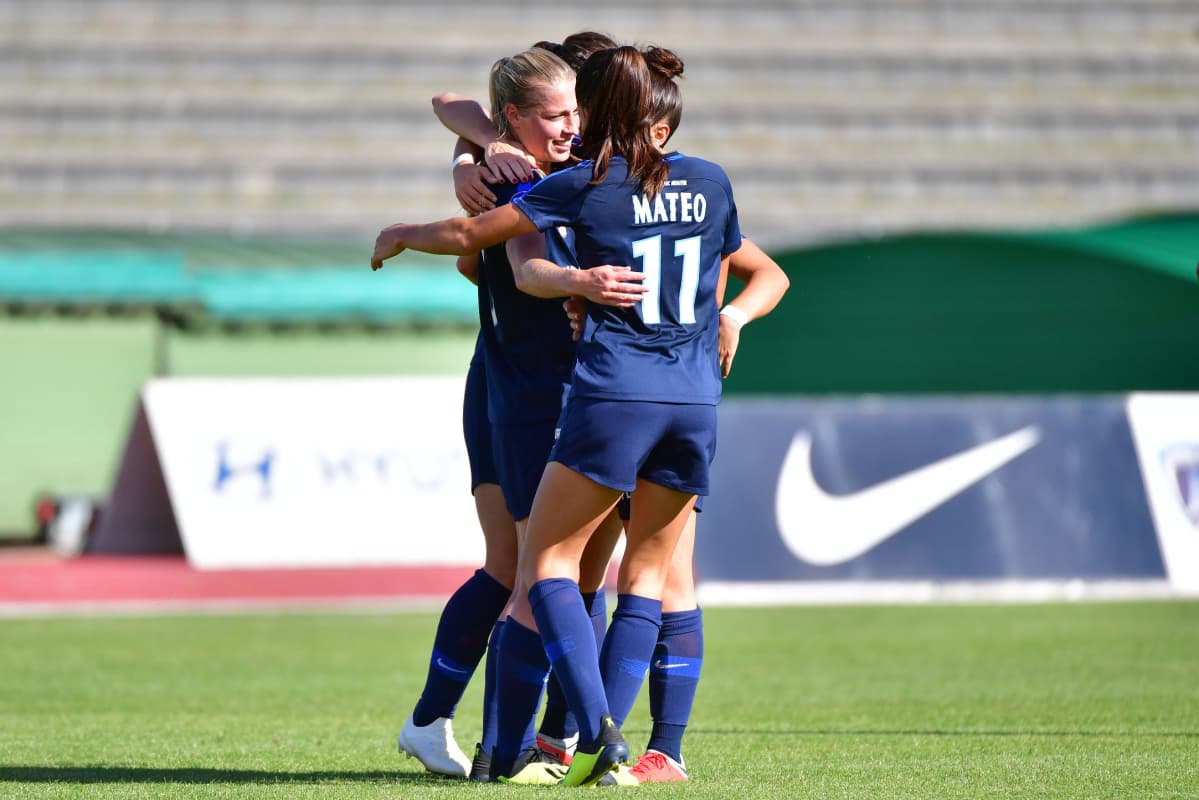 Linda Sällström (Paris FC) tuulettaa maalia.