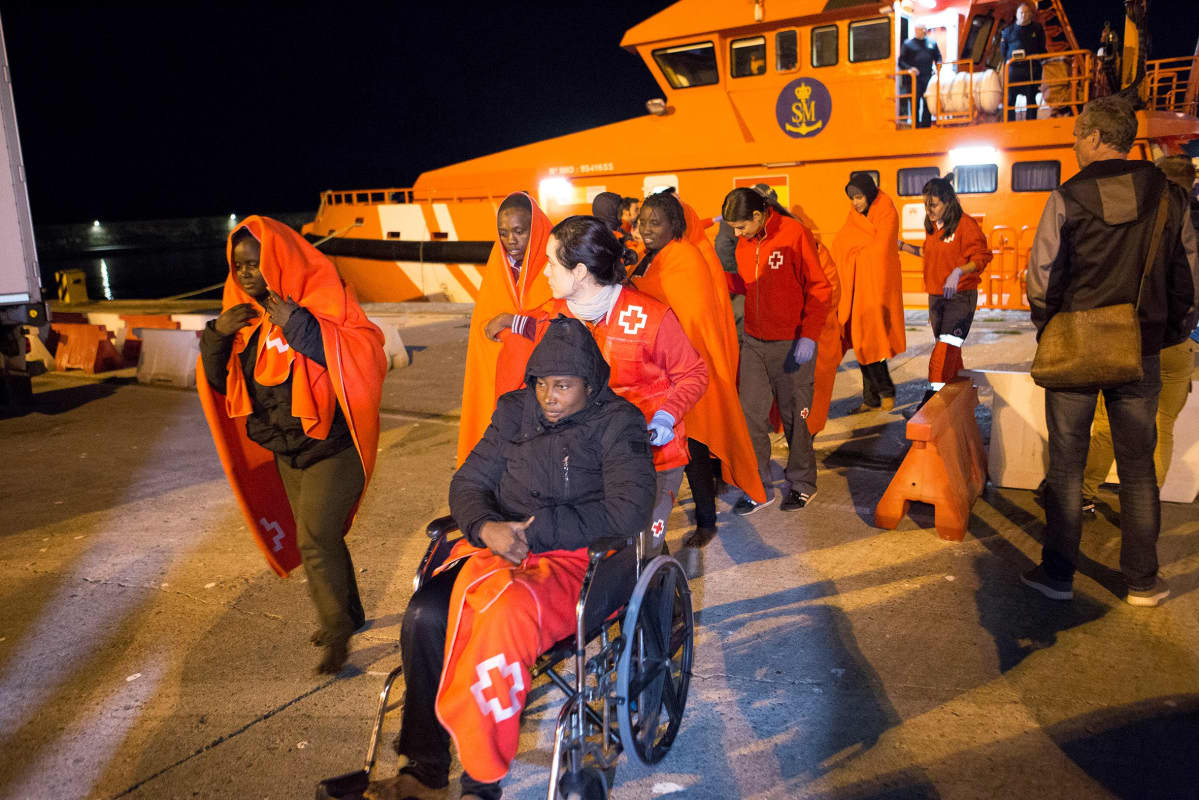 Siirtolaisia kuljetetaan maihin