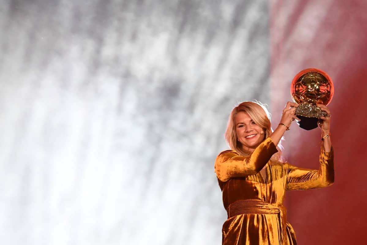 Ada Hegerberg Kultainen pallo -palkinto käsissään.