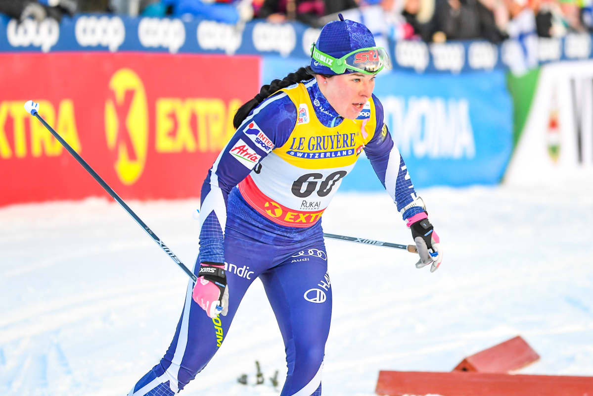 Krista Pärmäkoski hiihtää.