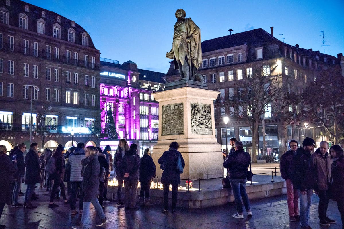 Kuva Strasbourgin keskusaukiolta Place Kléber:ltä, johon kaupunkilaiset tulivat muistamaan terrori-iskun uhreja.