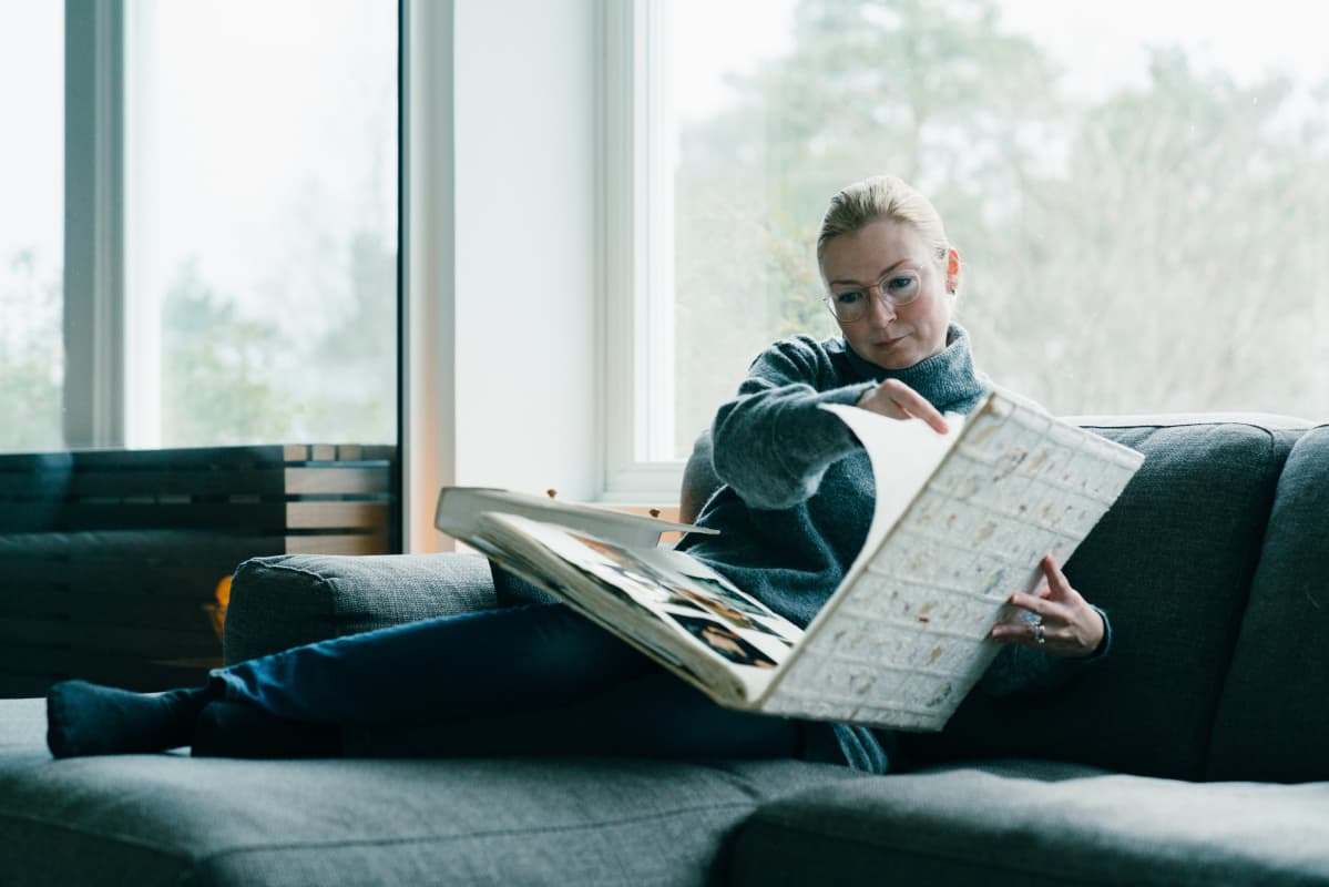 Katri Ollila katsoo valokuva-albumia