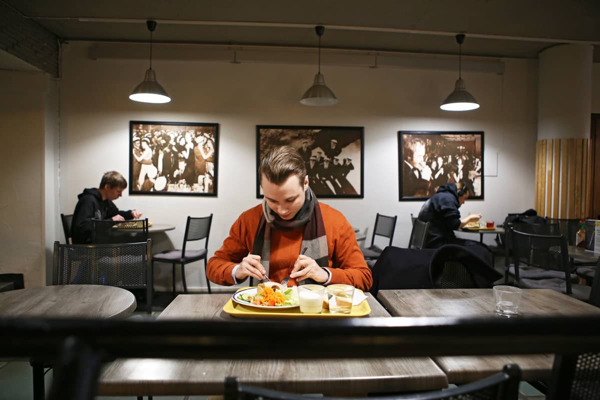 Casper Väliaho opiskelijalounaalla