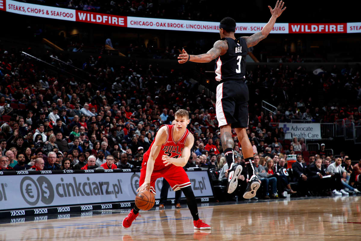 Lauri Markkanen pompottaa palloa.