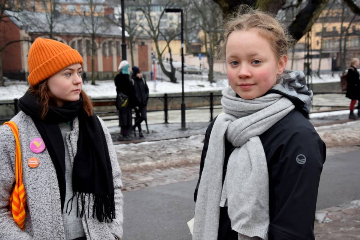 Alma Jokinen ja Vilma Huhtala olivat osana Turun ilmastomielenosoituksen järjestänyttä työryhmää.