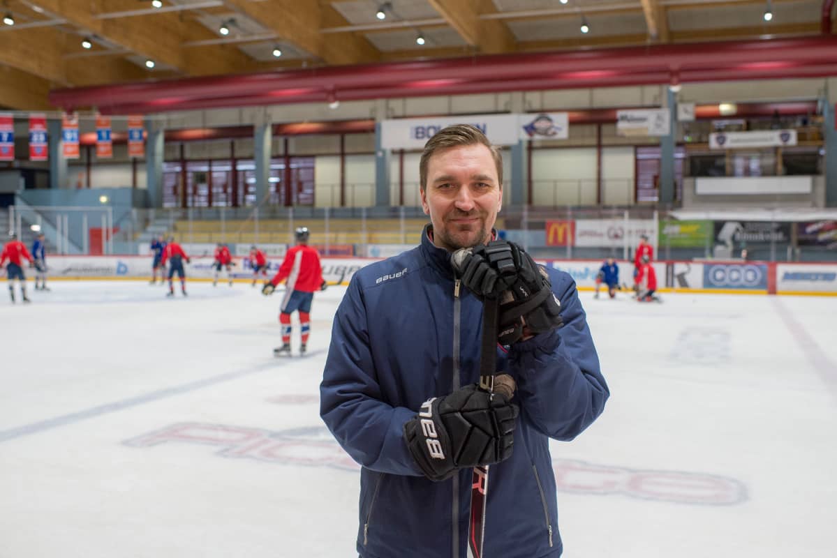 Hermeksen valmentaja Janne Tuunanen johdatti joukkueen Mestiksen runkosarjan voittoon.