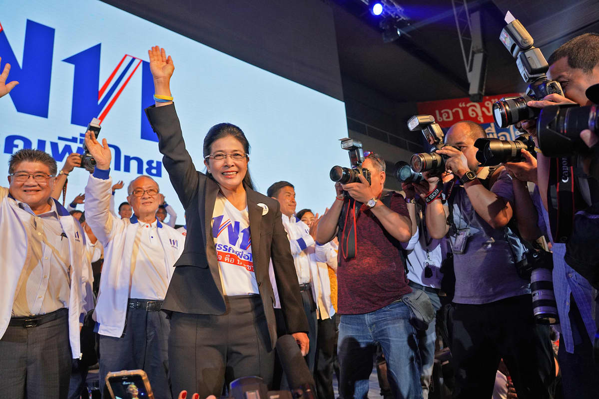 Niin sanottujen punapaitojen puolue Pheu Thai tarjoaa uudeksi pääministeriksi Sudarat Keyuraphania.