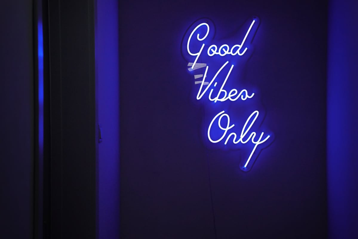 Good vibes only -loisteputkiteksti seinällä.