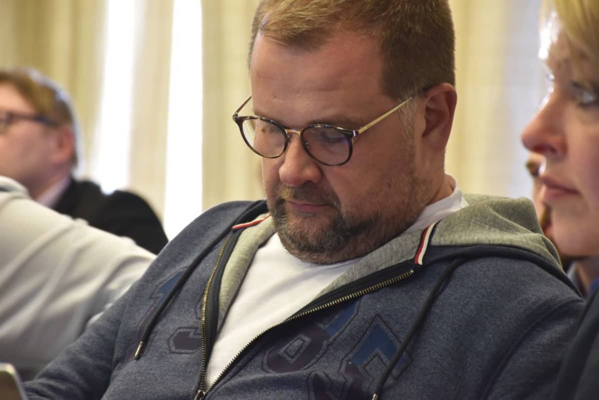 Porin kokoomuksen valtuustoryhmän puheenjohtaja Anttivesa Knuuttila Porin kaupunginvaltuustossa 29.4.2019.