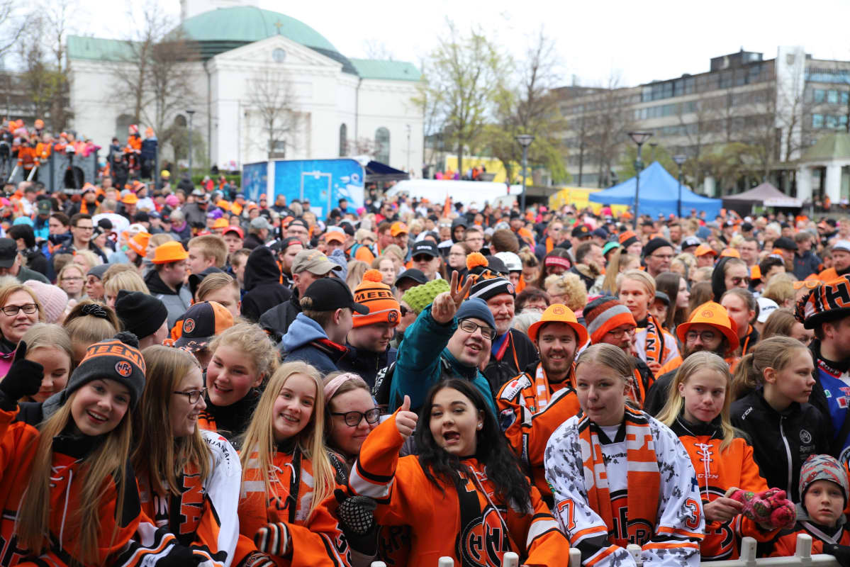 Yleisöä HPK:n kultajuhlassa Hämeenlinnan torilla.