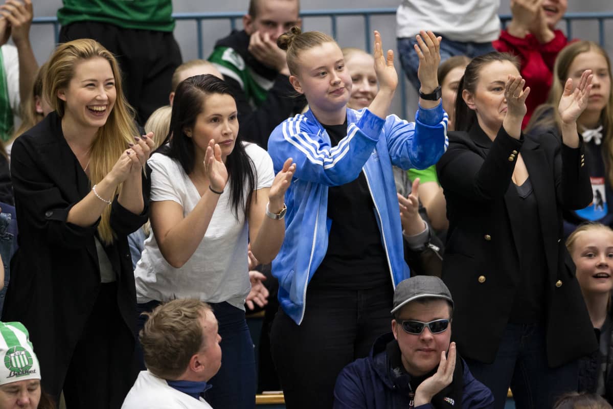 Linda-Lotta (vas.), Laura, Roosa ja Jenni Lehtoranta kannustavat veljiään KTP:n ottelussa.