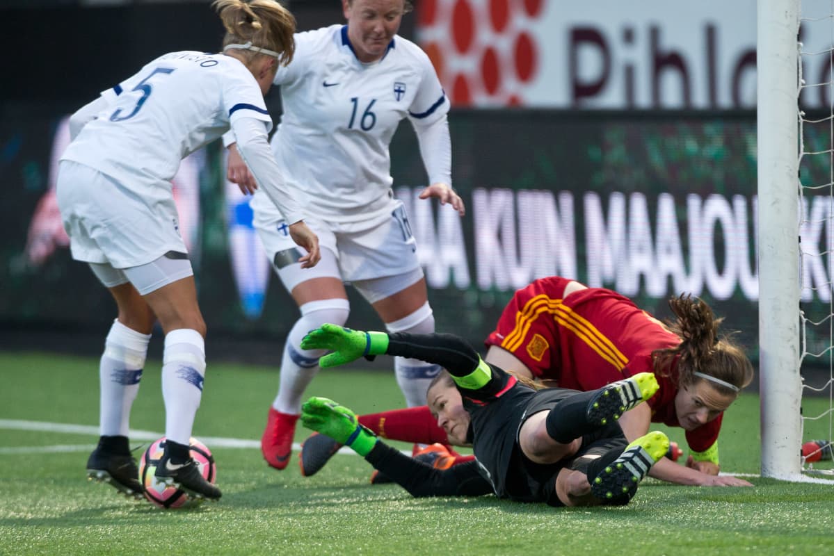 Tinja-Riikka Korpela (maassa), Emma Koivisto (vasemmalla), Anna Westerlund ja Espanjan Irene Paredes.
