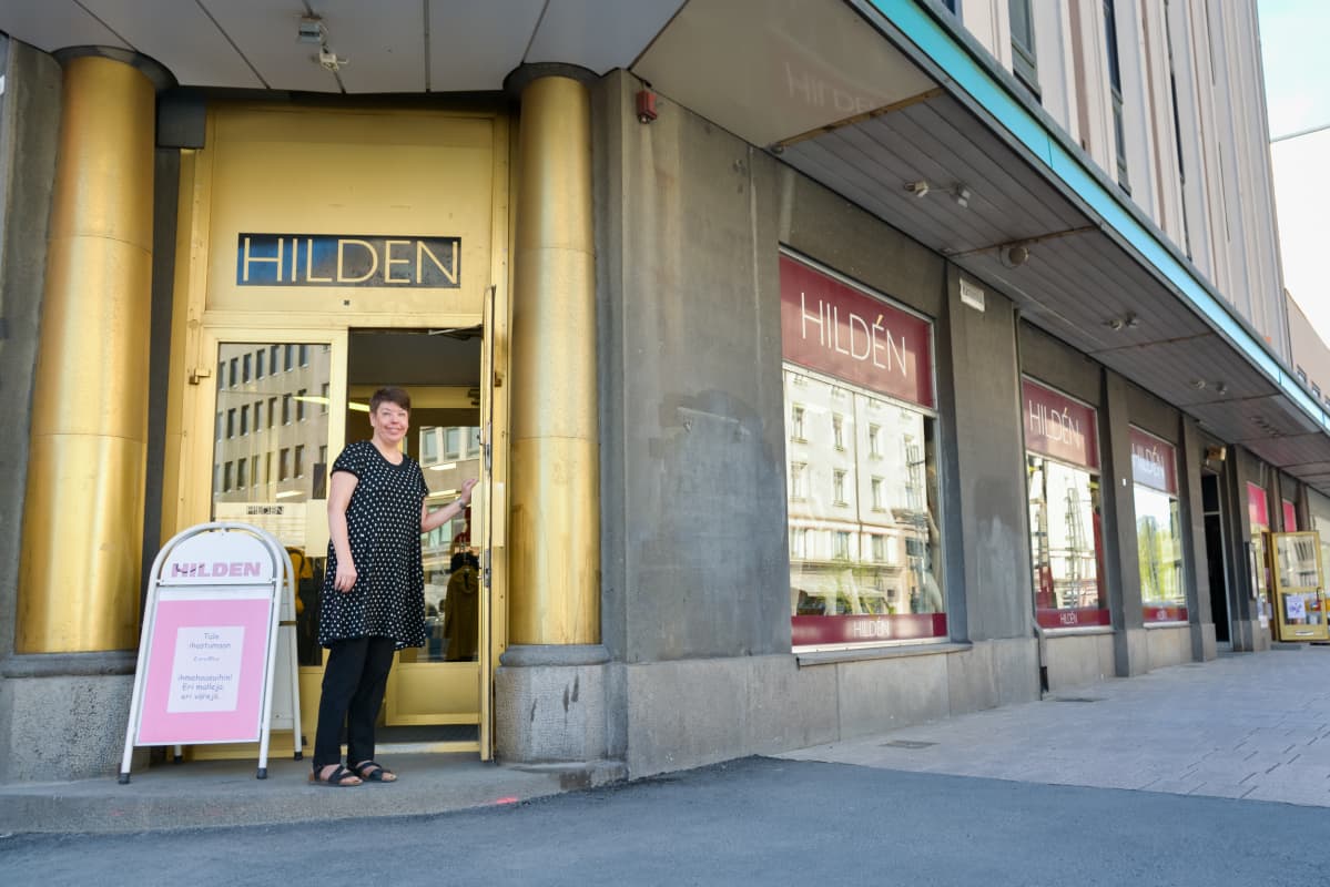 Erika Hildén liikkeensä ovella