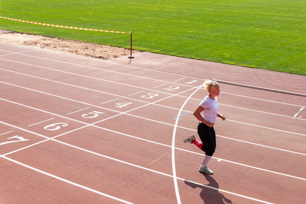 pikajuoksija Ella Räsänen treenaamassa juoksua Tampereen Ratinan stadionilla