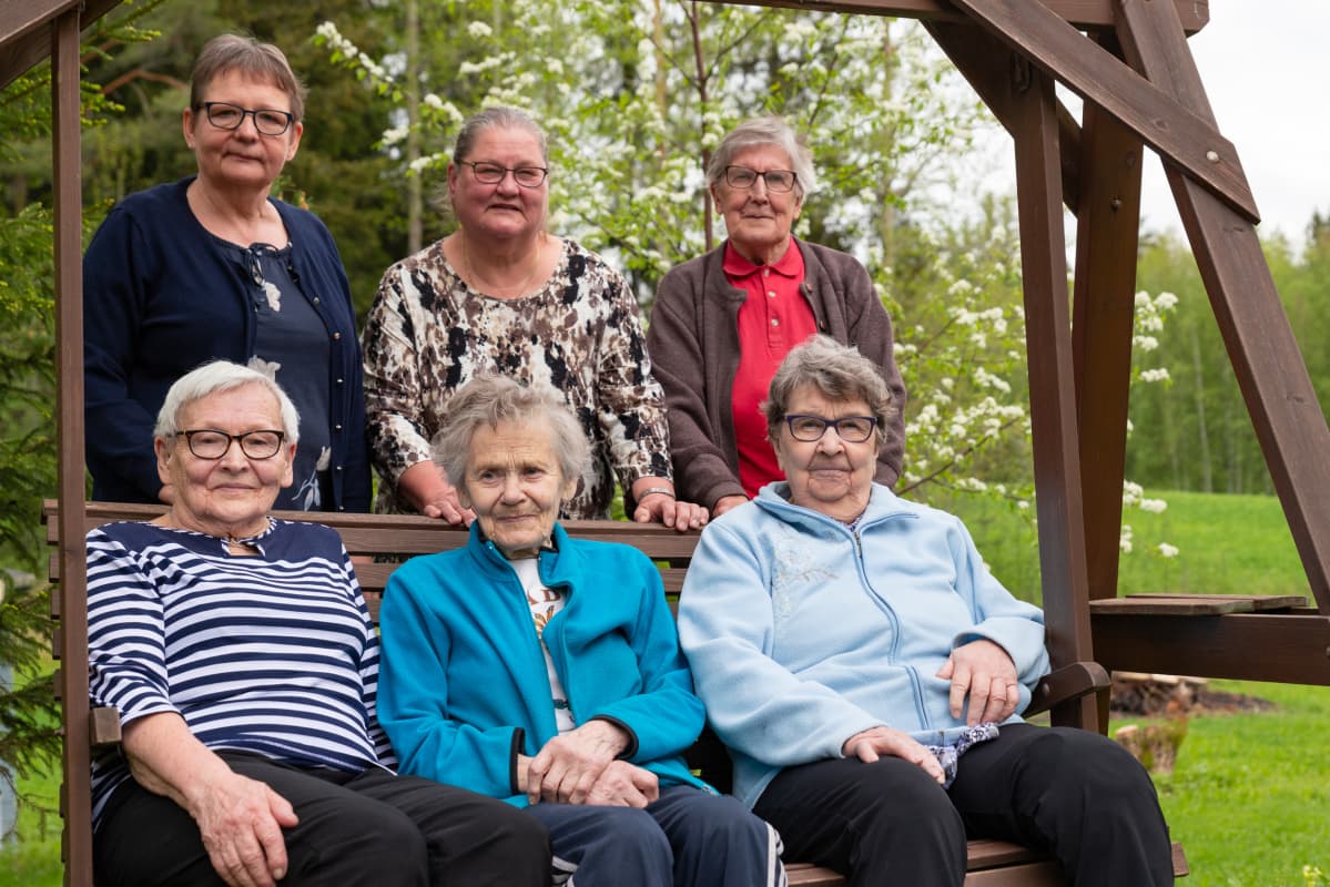 Ylisenperän Jumppatytöt ylärivin vasemmalta Anne Vartiainen, Sirkka Lindeman, Eeva Syvälä, alarivillä vasemmalta Meeri Ollikka, Eila Jussila ja Mirja Puntila