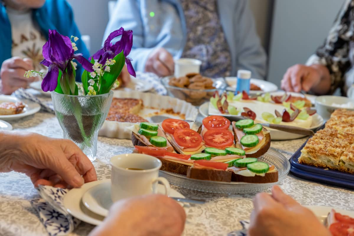 Kahvipöydän herkkuja Ylisenperän jumppatyttöjen tapaan