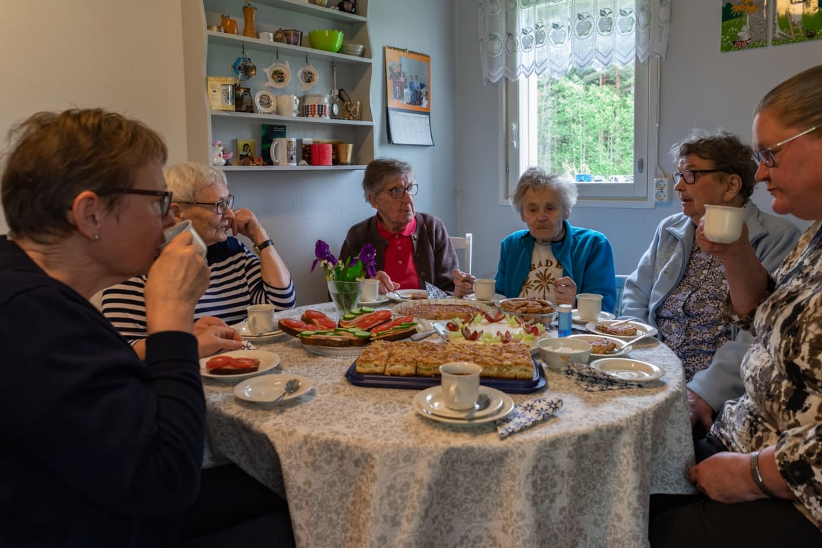 Ylisenperän jumppatyttöjen kahvihetki