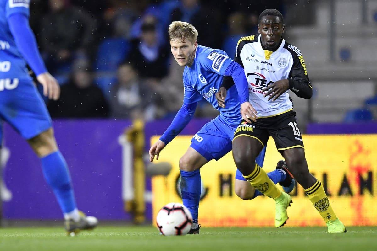 Jere Uronen of Genk ja Dylan Mbayo of Lokeren