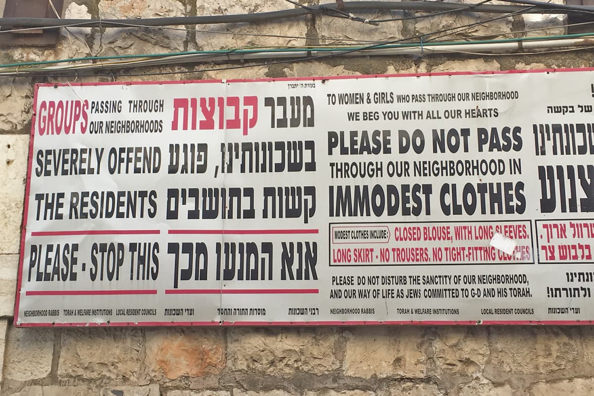Mea Shearimin kaupunginosassa Jerusalemissa kävijöitä kehotetaan pukeutumaan peittävästi.