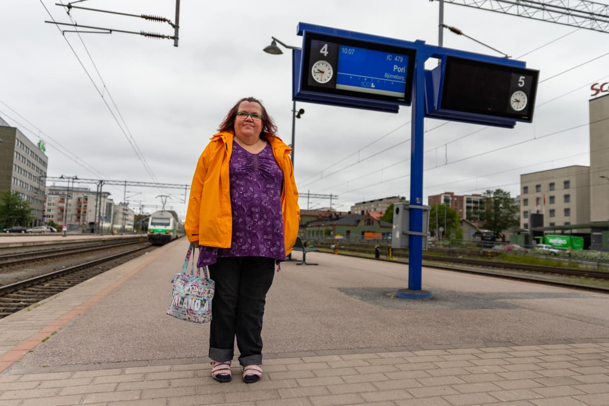Jaana Nordlund Tampereen rautatieaseman laiturilla