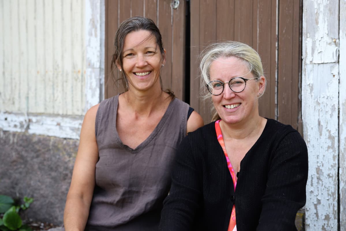 Tove Söderholm (vas.) ja Varpu Sutela-Virolainen
