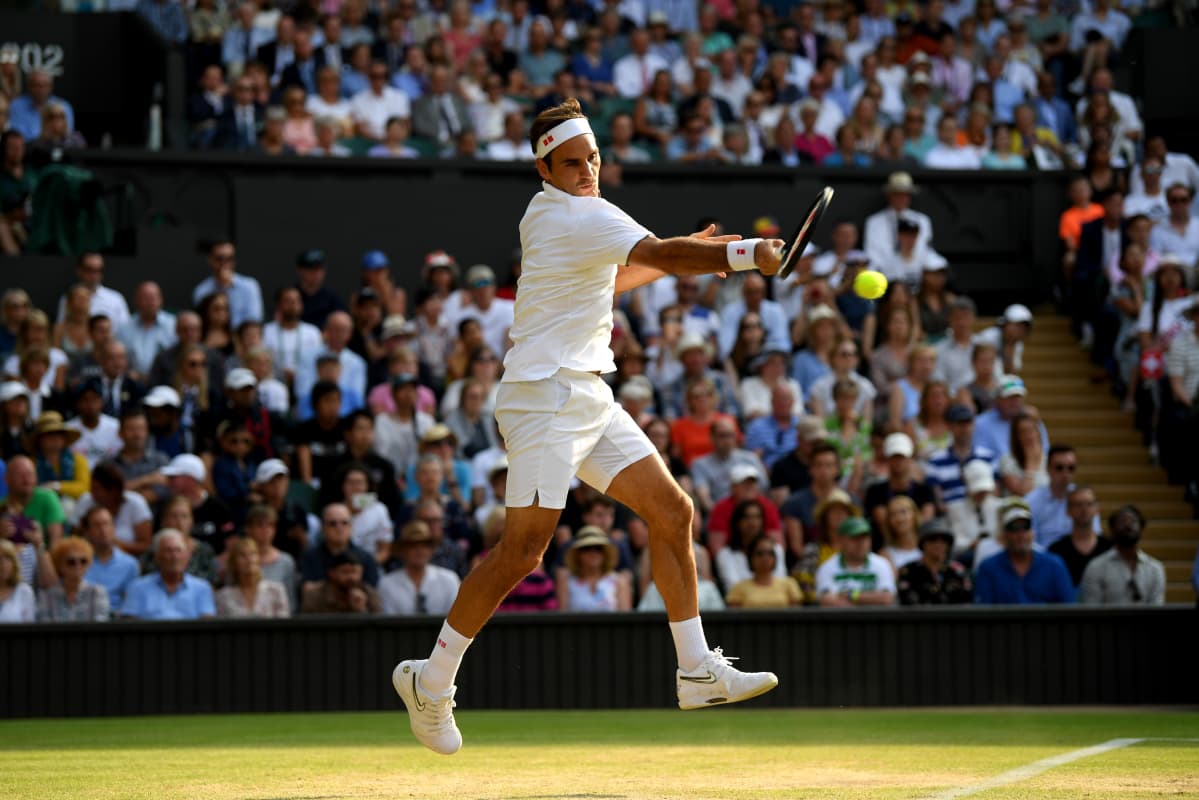 Roger Federer Wimbledonin puolivälierässä 2019.