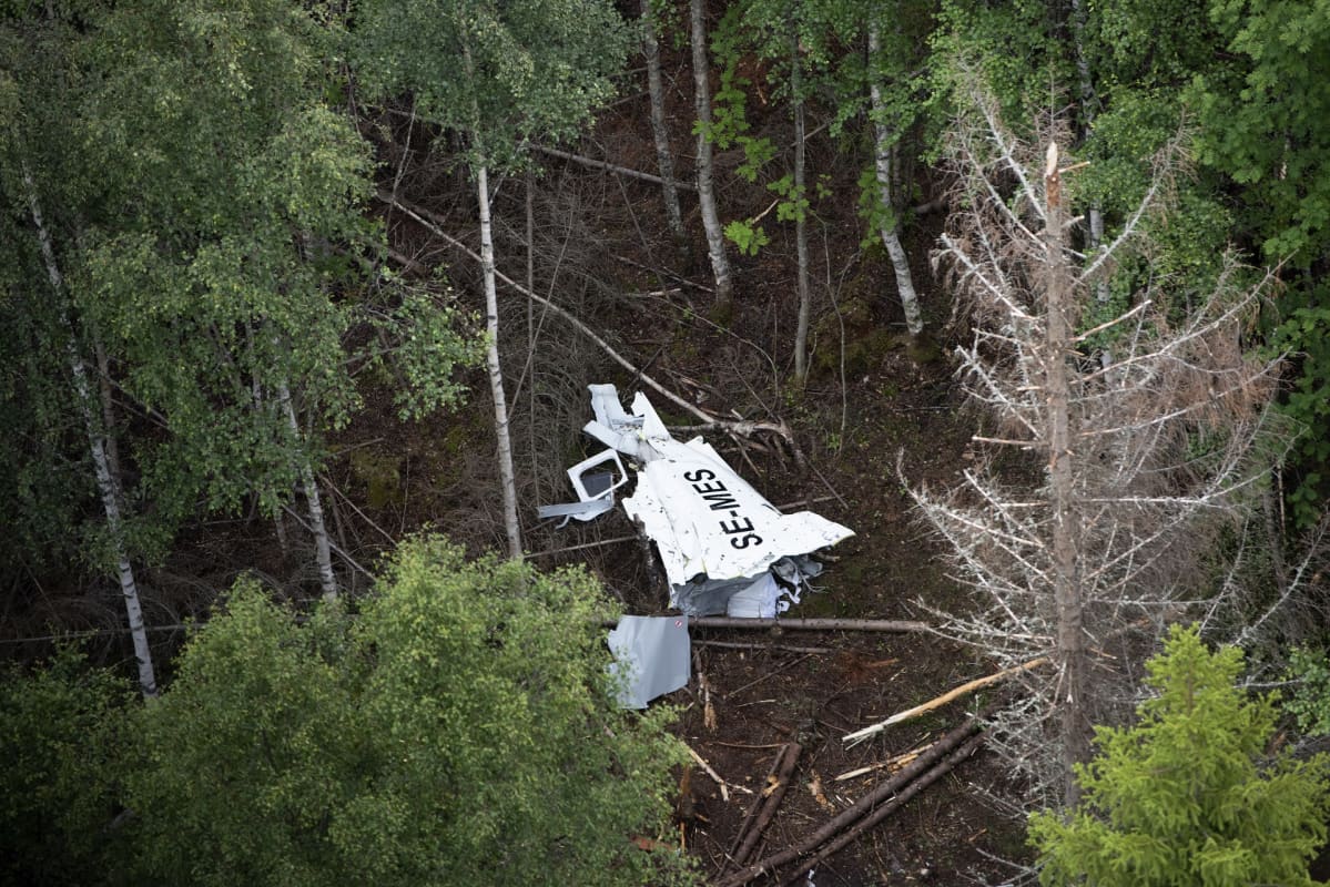 Metsään syöksyneen lentokoneen jäänteet.