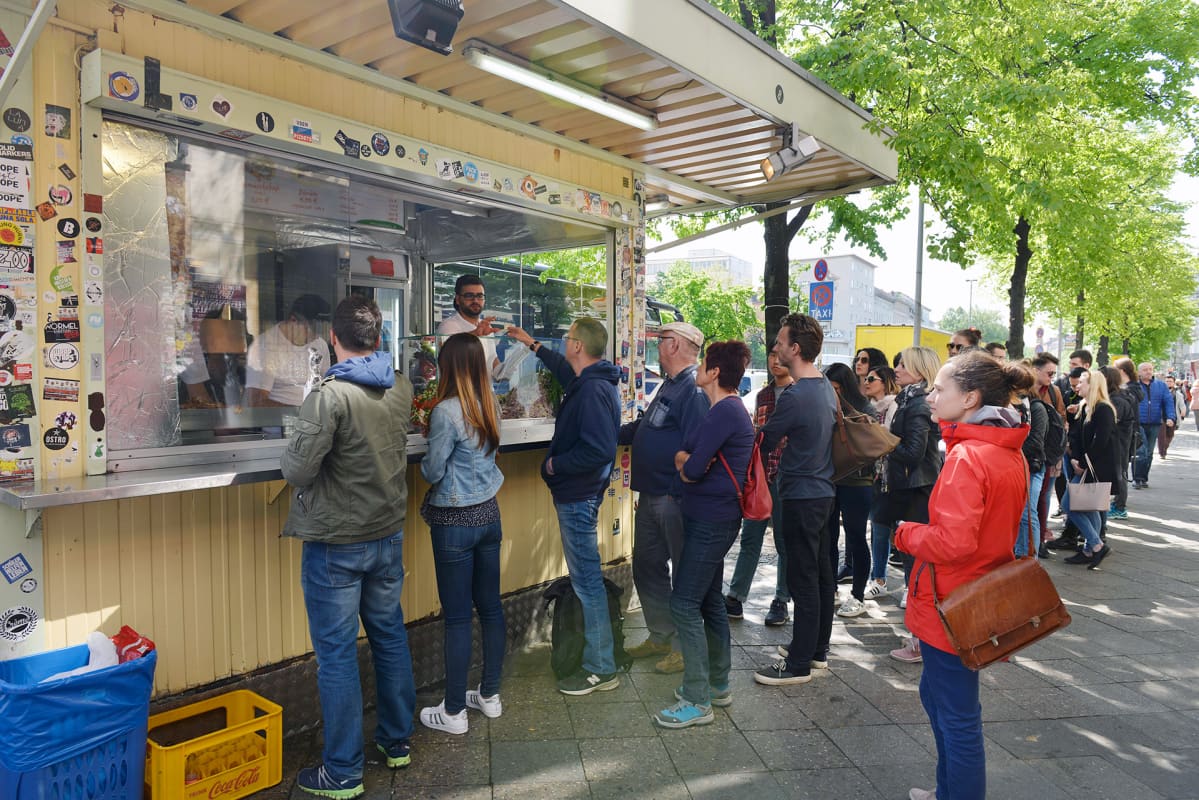 Ihmiset jonottavat kebabkioskin edustalla Berliinin Kreuzbergissä.