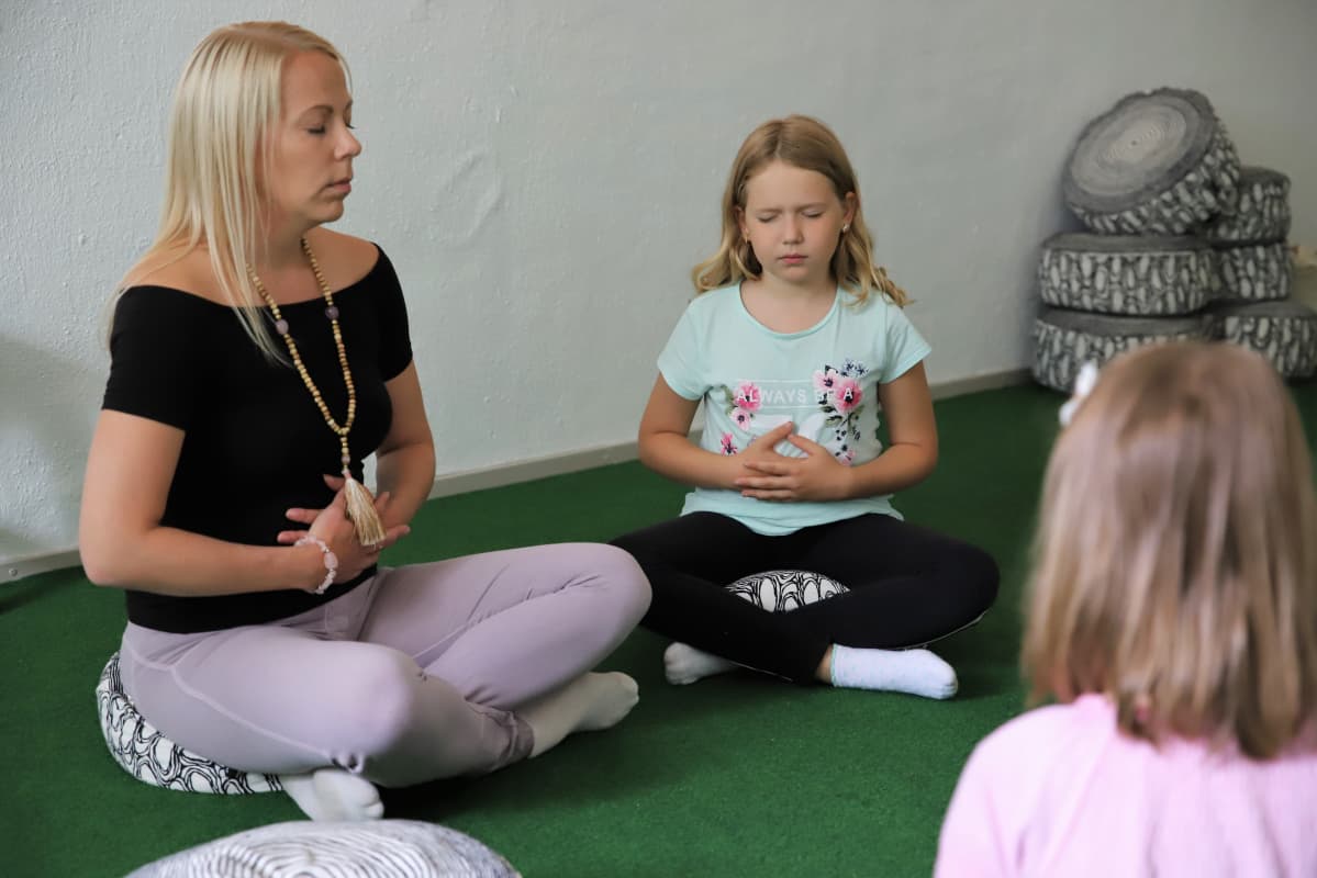 Elina Virta pitämässä mindfulness-tuntia