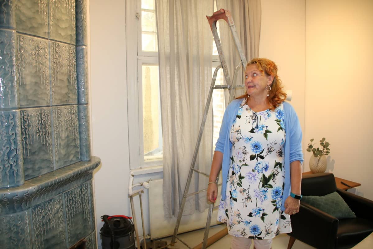 Jaana Kinnunen katsoo kaluunia